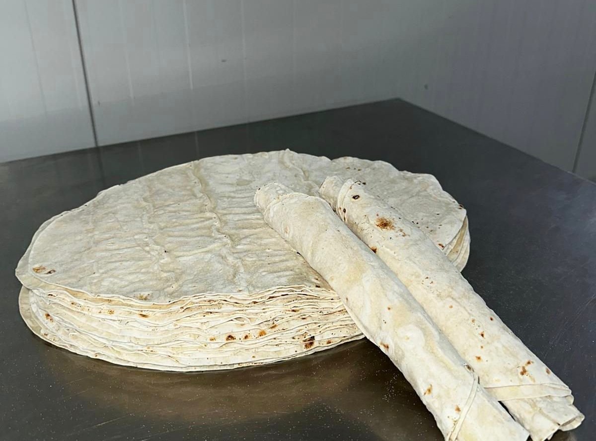 Dürüm lavaş, een stapel platbrood met twee opgerolde dürüms